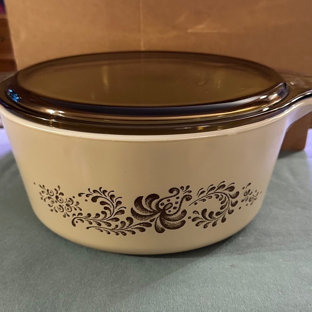 2.5 qt Homestead Brown Pyrex Casserole w/Lid